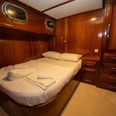 Aden Yatcilik Botel *